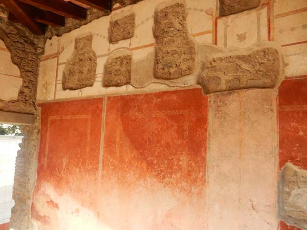 II.4.6 Pompeii. May 2017. South wall in south-east corner, on left side of doorway to apodyterium.
Photo courtesy of Buzz Ferebee.
According to PPM, the vignettes and borders were systematically removed and taken away during the Bourbon period.
See Carratelli, G. P., 1990-2003. Pompei: Pitture e Mosaici: Vol. III. Roma: Istituto della enciclopedia italiana, p. 210.