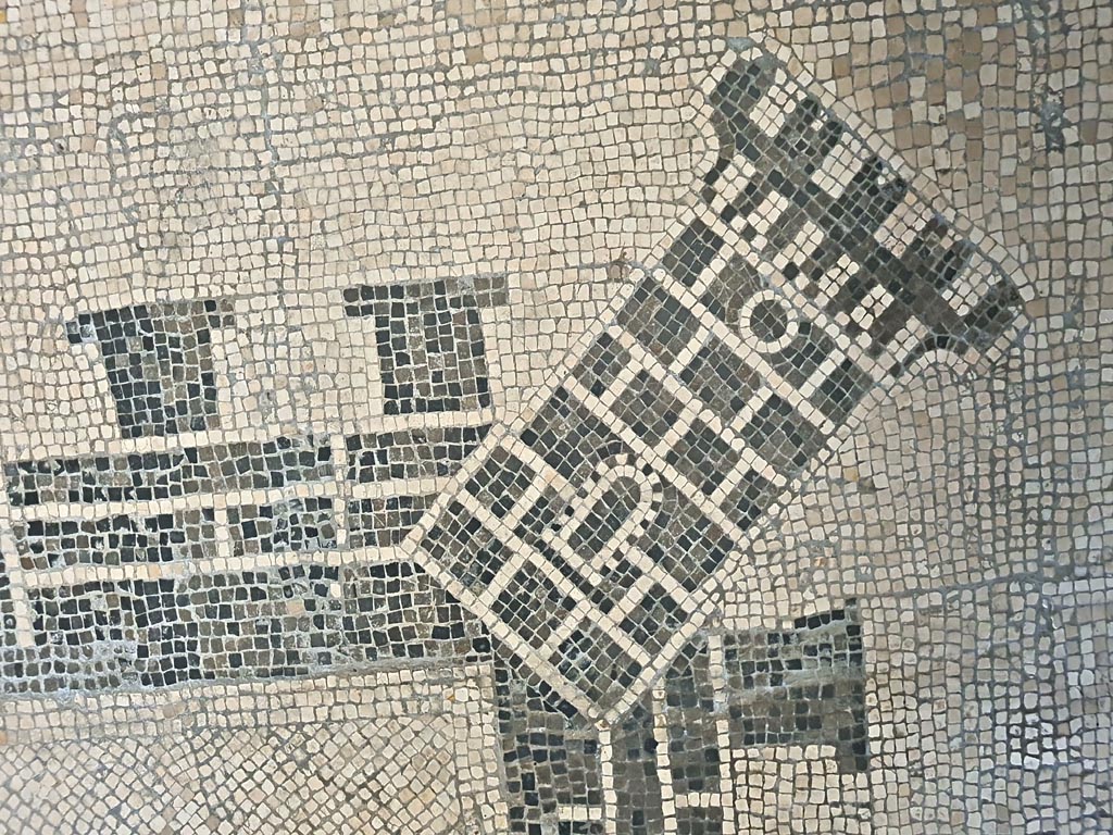 II.4.6 Pompeii. June 2024. Detail of corner of border edging of mosaic in atrium, now in room CXXXII (132).
On display in Naples Archaeological Museum. Photo courtesy of Giuseppe Ciaramella.