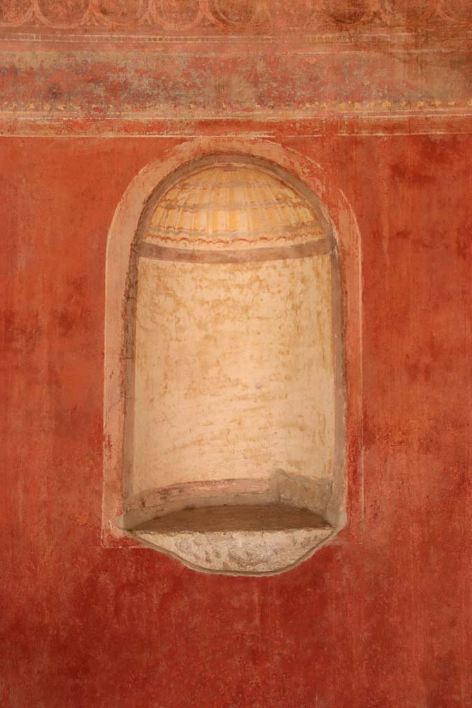 II.4.6 Pompeii. September 2019. Wall decoration and niche on west wall in portico.
Photo courtesy of Klaus Heese.