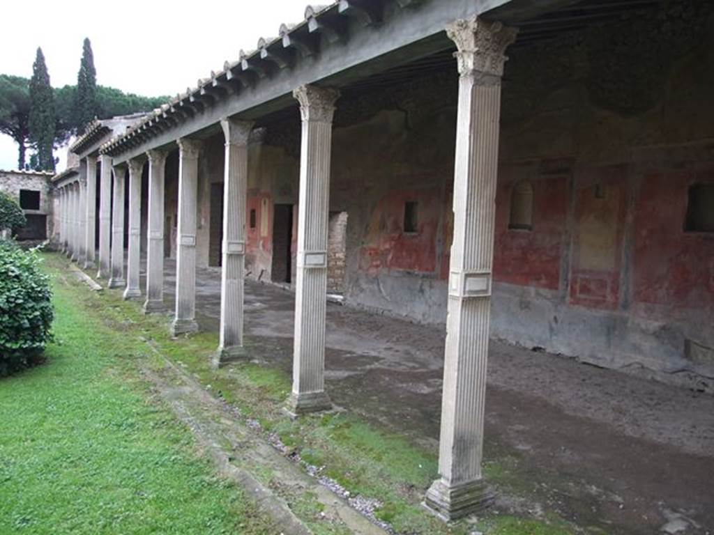 II.4.6 Pompeii. December 2006. Portico looking south
