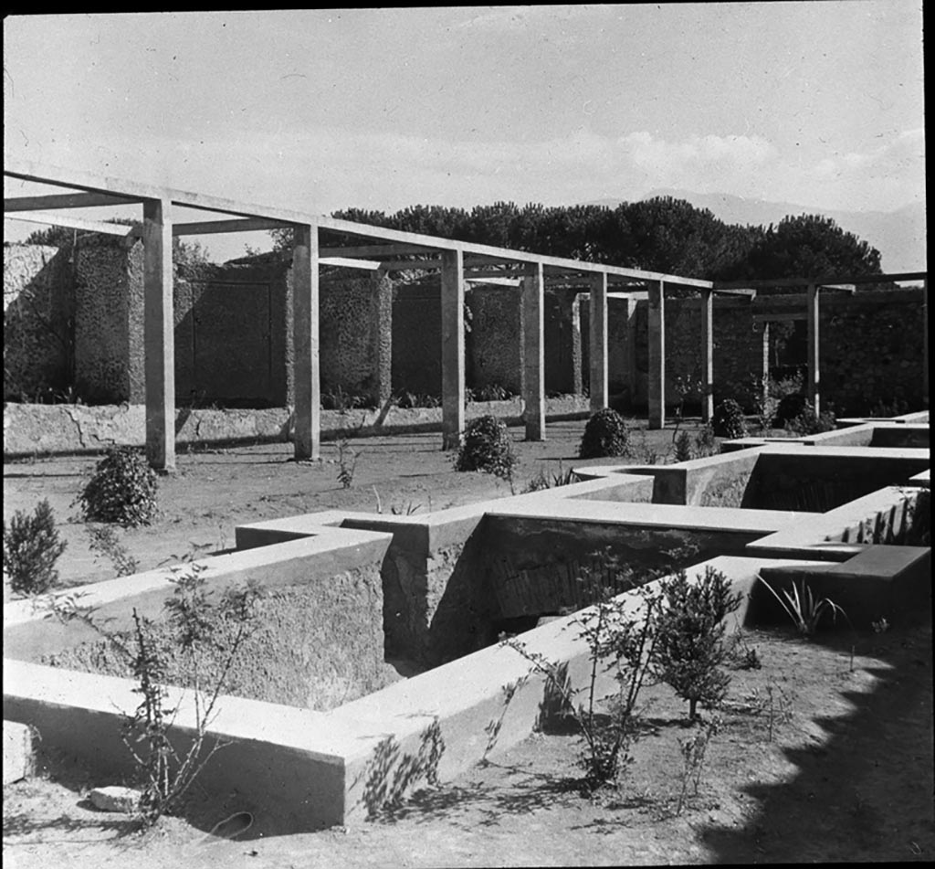 II.4.6 Pompeii. Photo by Nash, Fototeca Unione Roma. Looking south-east across garden pool.
Used with the permission of the Institute of Archaeology, University of Oxford. File name instarchbx202im 037. Source ID. 44502.
See photo on University of Oxford HEIR database