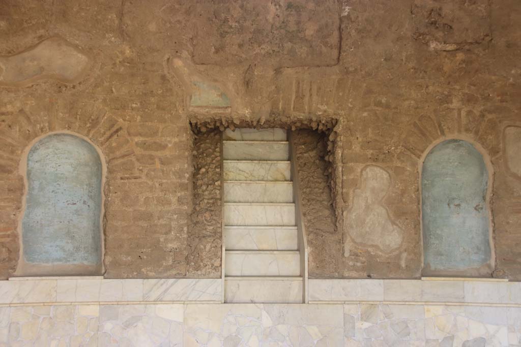 II.4.6 Pompeii. September 2019. Detail of west wall of summer triclinium, with cascade fountain.
Photo courtesy of Klaus Heese.