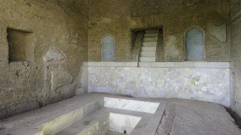 II.4.6 Pompeii. August 2021.
Looking towards south wall with square niche, and west wall of summer triclinium. Photo courtesy of Robert Hanson.