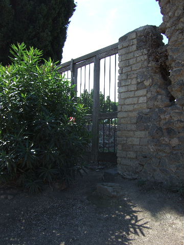 II.4.8 Pompeii. May 2010.Small room or stall on south side of entrance. Looking south-west.