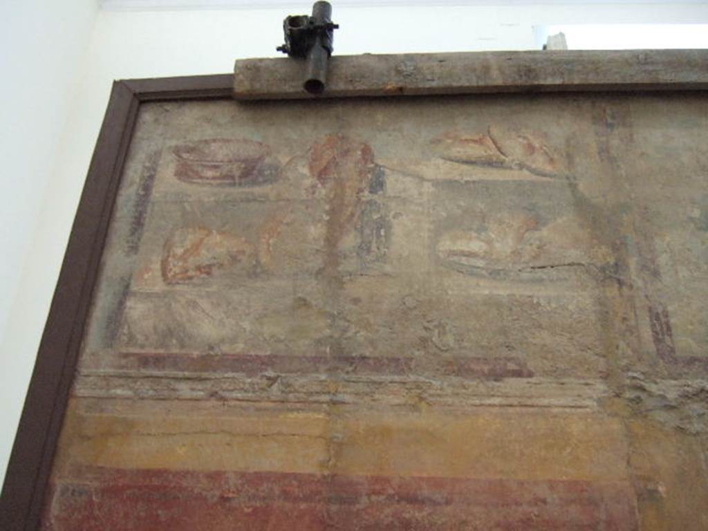 II.4.10 Pompeii. Painiting of bread on upper wall from tablinum of Praedia di Giulia Felice (Julia Felix).
Now in Naples Archaeological Museum. Inventory number 8598.