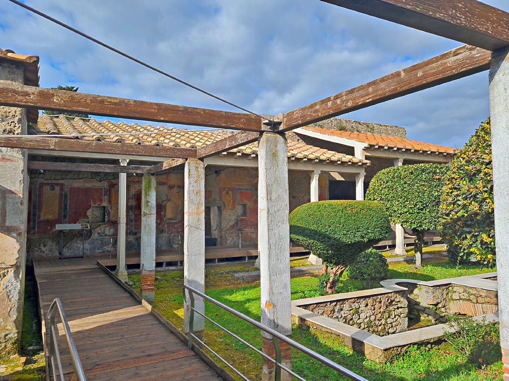 II.4.6/10 Pompeii. March 2024.
Looking west along south portico of peristyle/garden, from doorway leading from rear garden at II.4.9. Photo courtesy of Giuseppe Ciaramella.