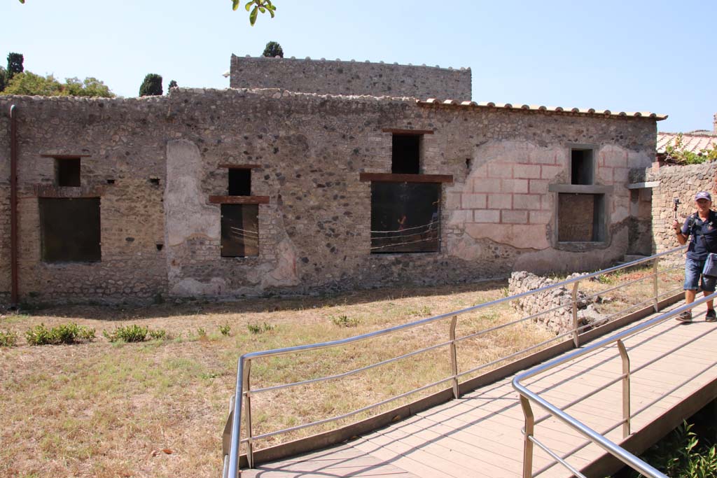 II.4.10 Pompeii. September 2019.
Looking west towards exterior façade with windows from two bedrooms, on left, the tablinum, centre right, and biclinium, on right.
Photo courtesy of Klaus Heese.