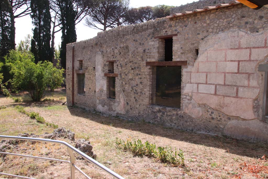 II.4.10 Pompeii. September 2019.
East exterior wall with two smaller windows of bedrooms, and larger window of tablinum. Looking south-west.
Photo courtesy of Klaus Heese.