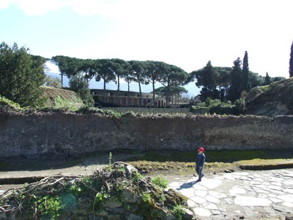 II.5.4 Pompeii.  March 2009. Looking south towards wall on Via dell�Abbondanza.
