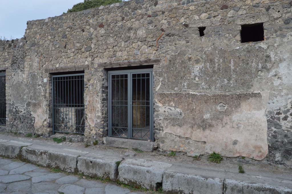 II.8.2 Pompeii, on right. March 2019. Looking towards entrance doorway, with II.8.3, on left.
Foto Taylor Lauritsen, ERC Grant 681269 D�COR.
