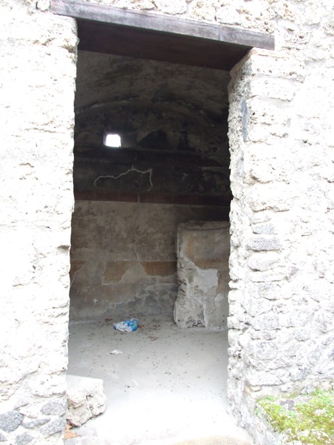 II.8.5 Officina di Sabbatino. December 2007. Three sided stone bench and table in south west corner of atrium area.