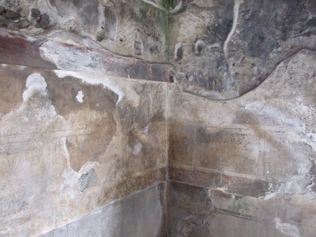 II.8.5 Officina di Sabbatino. December 2007. Room with large window on south east side of atrium area. South wall.