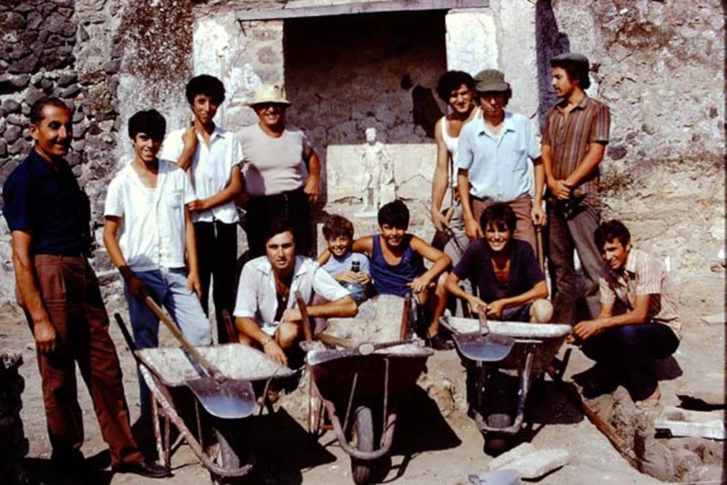 II.8.6 Pompeii, 1973. Wilhelmina�s workers having their photo taken near the lararium with the statue of Hercules. Photo by Stanley A. Jashemski. 
Source: The Wilhelmina and Stanley A. Jashemski archive in the University of Maryland Library, Special Collections (See collection page) and made available under the Creative Commons Attribution-Non Commercial License v.4. See Licence and use details. J73f0619
