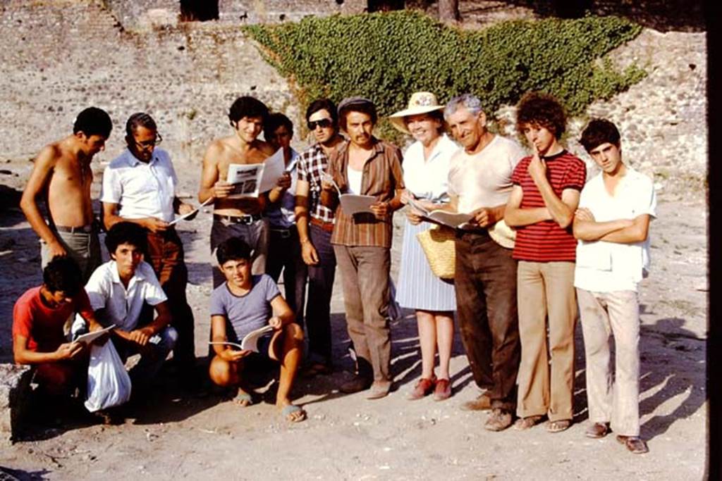 II.8.6 Pompeii, 1973. Wilhelmina�s workers with their copies of her work. Photo by Stanley A. Jashemski. 
Source: The Wilhelmina and Stanley A. Jashemski archive in the University of Maryland Library, Special Collections (See collection page) and made available under the Creative Commons Attribution-Non Commercial License v.4. See Licence and use details. J73f0797
