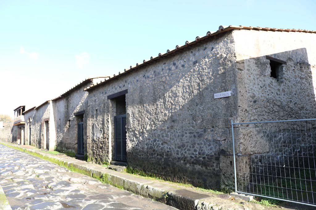 II.9.2 Pompeii, left of centre. December 2018. Looking towards entrance doorway from II.9.5 to II.9.1. Photo courtesy of Aude Durand.