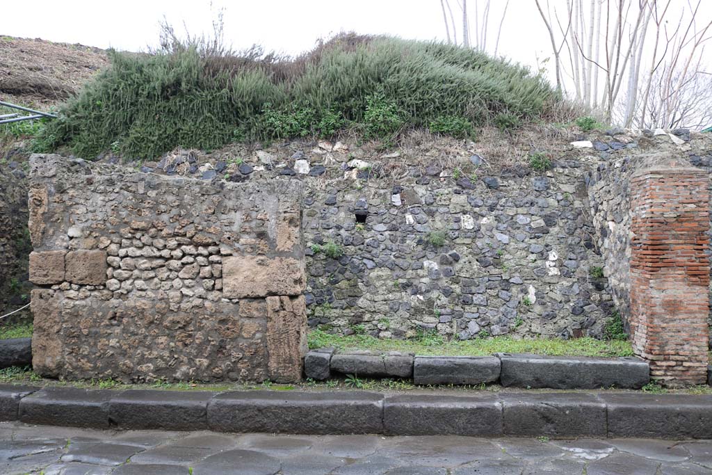 III.3.4 Pompeii. December 2018. Entrance doorway on north side of Via dell�Abbondanza. Photo courtesy of Aude Durand.