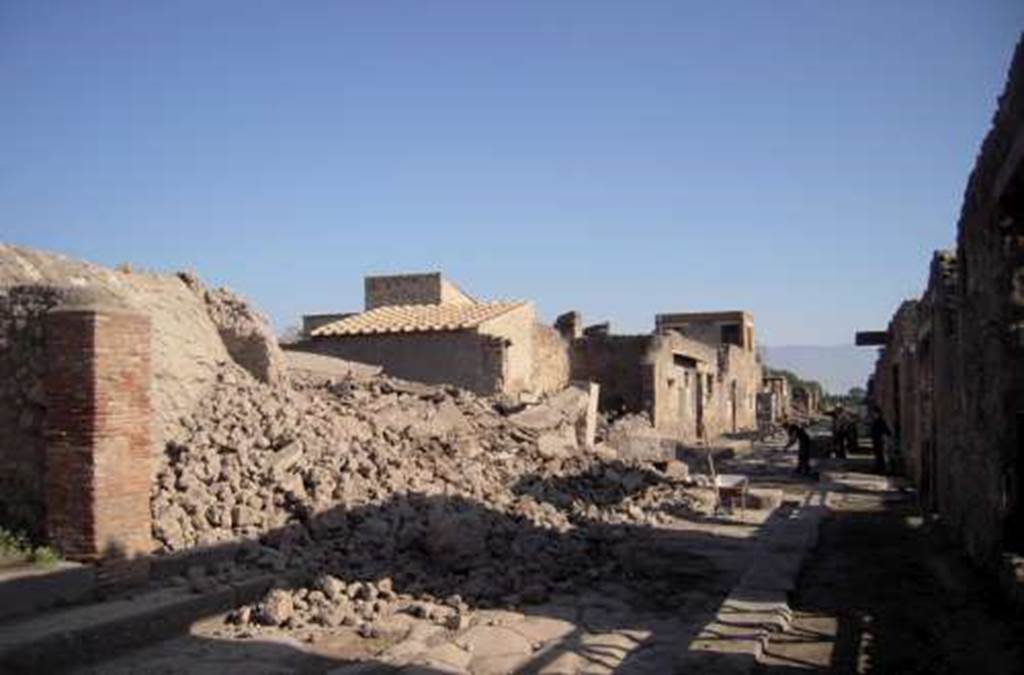 III.3.5 and 6 Pompeii. November 2010.  Looking east along Via dell�Abbondanza, from near III.3.4 (pilaster on left).
