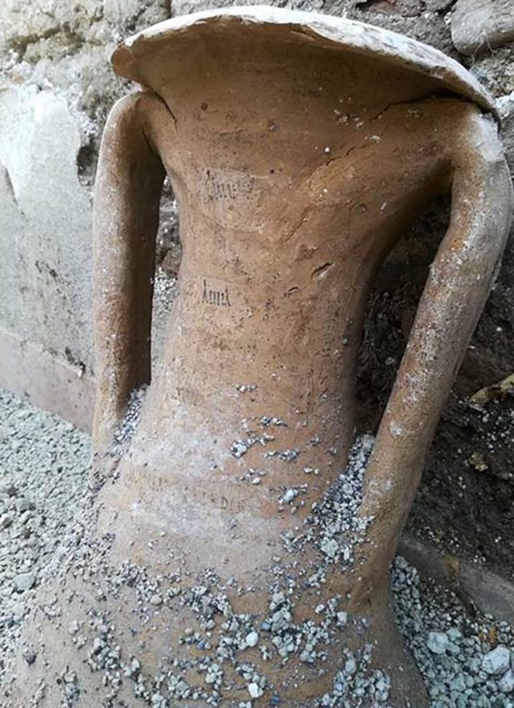 III.3.6 Pompeii. December 2017. Room in north-east corner with amphorae with inscription on neck.
Secondo il Parco Archeologico di Pompei, le anfore rinvenute intatte, dovevano contenere olio, vino e salse di pesce: un'anfora presenta iscrizioni dipinte in cui si leggono numeri, a indicare i quantitativi, e, verosimilmente, il prodotto contenuto. L'uso come deposito dell'ambiente � confermato dai graffiti visibili su una delle pareti dell'ambiente, che ribadiscono l'attivit� di stoccaggio.

According to the Parco Archeologico di Pompei, the amphorae found intact, had to contain oil, wine and fish sauce: This vase has painted inscriptions in which you can read numbers, to indicate the quantities, and, probably, the product contained. The use of the room as storage is confirmed by the graffiti visible on one of the walls of the room, which reiterate the activity of storage.
Photo � Parco Archeologico di Pompei.
