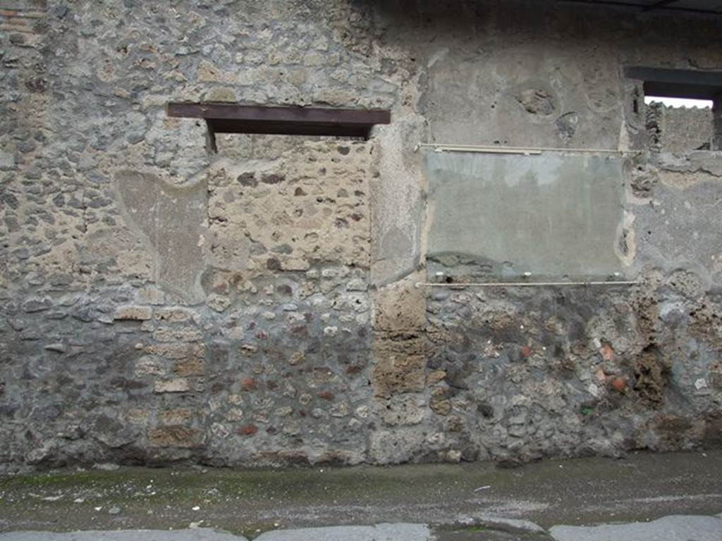 III.4.1 Pompeii. December 2007. Front exterior wall with blocked doorway to steps to upper floor. On the west side of the blocked doorway, between III.4.1 and 2, were found CIL IV 7679 and 7680.
The small amount of plaster remaining on the left of the blocked doorway marks the spot. See Varone, A. and Stefani, G., 2009. Titulorum Pictorum Pompeianorum, Rome: L�erma di Bretschneider, (p.254)
According to Epigraphik-Datenbank Clauss/Slaby (See www.manfredclauss.de), these read as -
Gavium  aed(ilem) 
 Marcellus  Praenestinam  amat 
 Et  non  curatur       [CIL IV 7679]
L(ucium)  C(aecilium)  C(apellam)  IIvir(um)       [CIL IV 7680]

