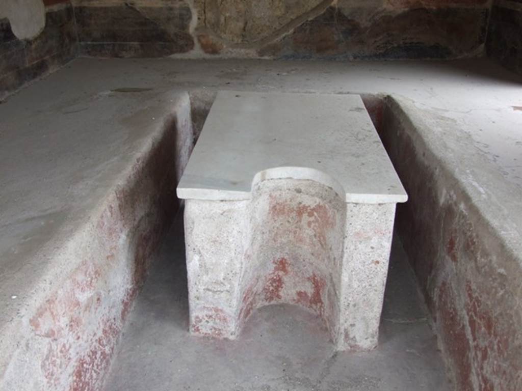 III.4.3 Pompeii. March 2009. Room 3. Triclinium and table.