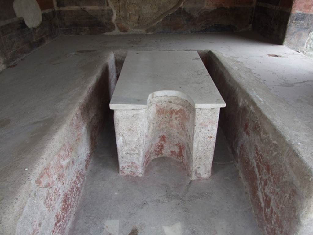 III.4.3 Pompeii. March 2009. Room 3. Triclinium and table.