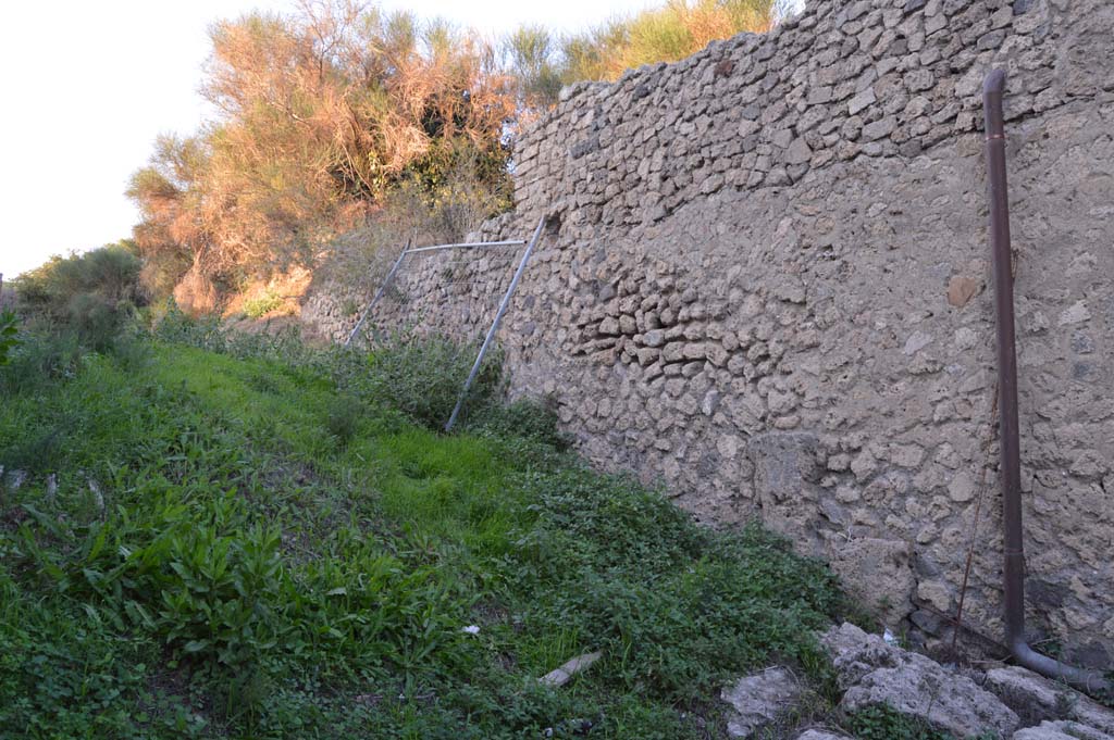 III.5.1 Pompeii, side wall, on right. October 2017. Looking towards east wall of unnamed vicolo between III.4, and III.5. 
Foto Taylor Lauritsen, ERC Grant 681269 D�COR.
