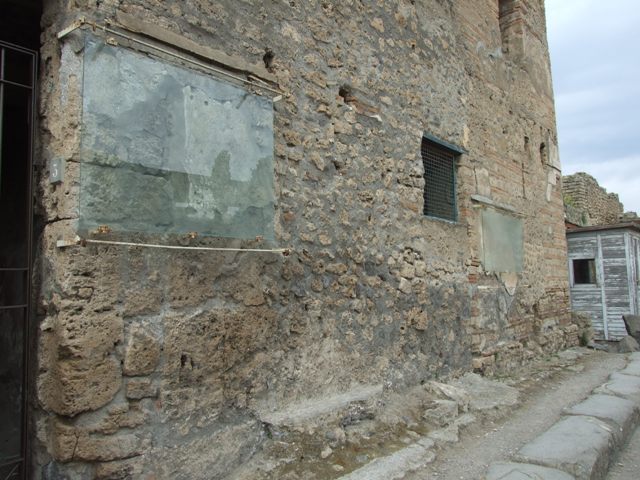 III.4.3  Pompeii.  March 2009.  Room 2.  North wall.