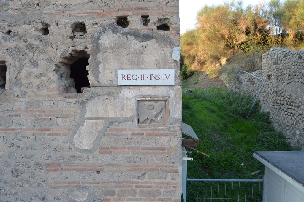 III.4.3 Pompeii. October 2017. Detail from east end of front façade of Insula in south-east corner, plaque with phallus.
Foto Taylor Lauritsen, ERC Grant 681269 DÉCOR.
