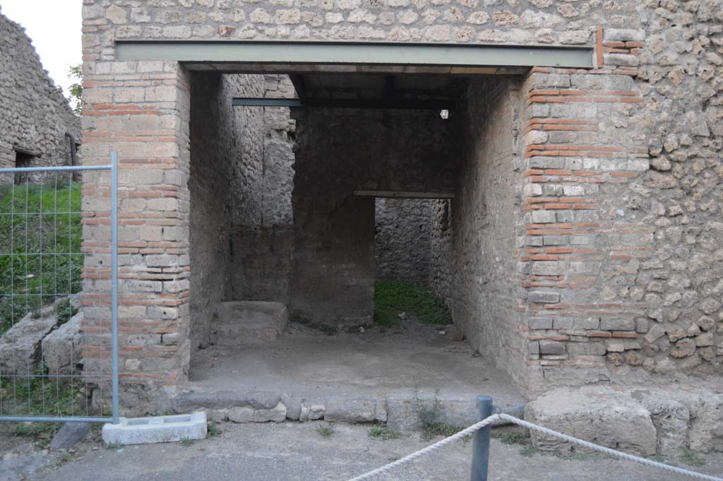 III.5.1 Pompeii. October 2017. Looking north towards entrance doorway.
Foto Taylor Lauritsen, ERC Grant 681269 D�COR
