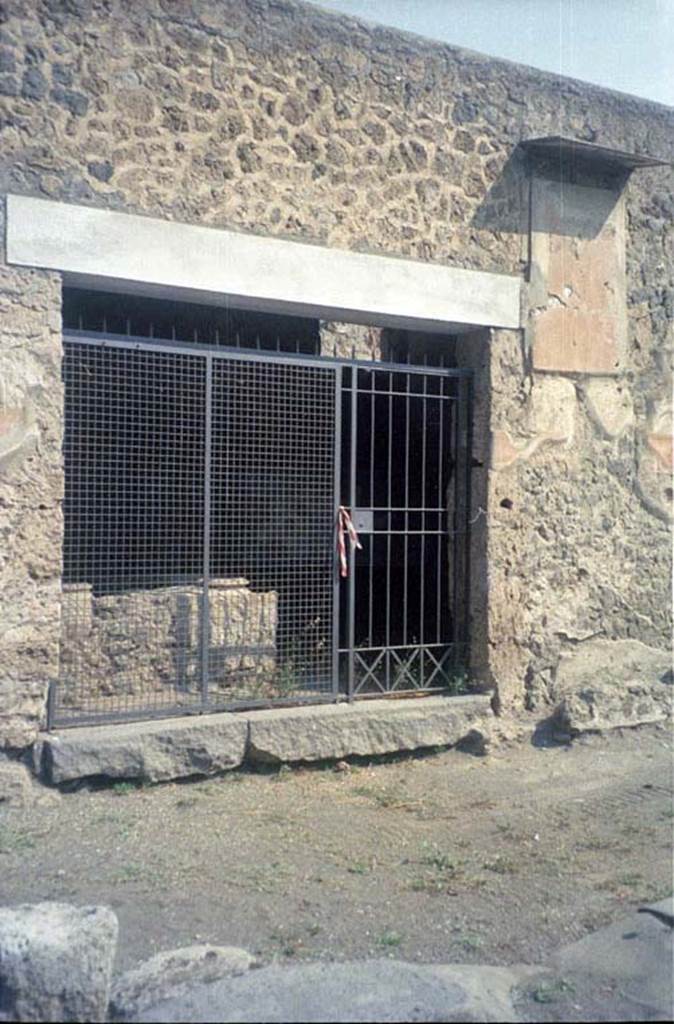 III.6.1 Pompeii. July 2011. Entrance doorway on north side of Via dell’Abbondanza.
Photo courtesy of Rick Bauer.
