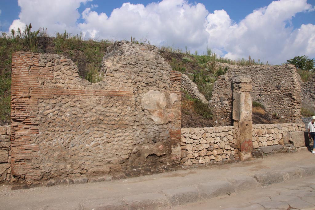 III.6.6 Pompeii, on right. October 2022. 
Looking north to entrance doorway, with entrance of III.6.5, in centre next to masonry wall. Photo courtesy of Klaus Heese
