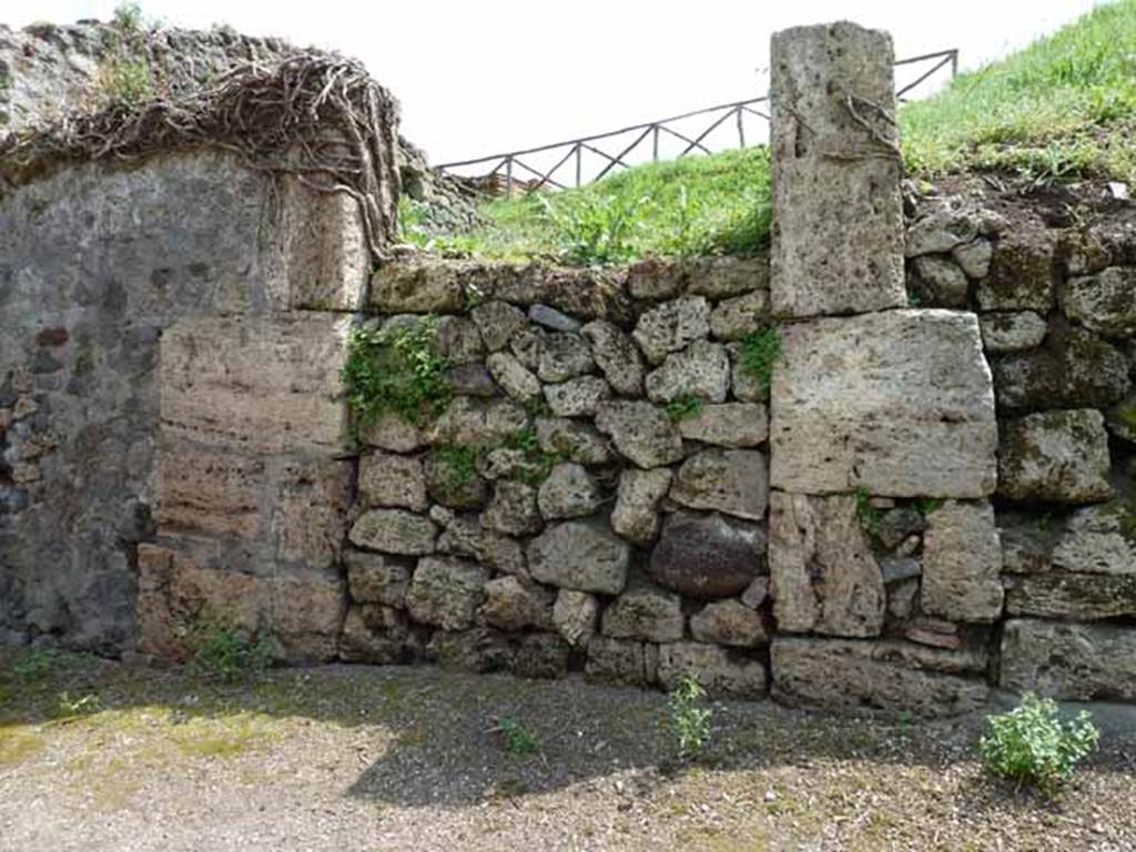 III.8.2 Pompeii. May 2010. Blocked entrance on Via di Nola.
According to Della Corte the following electoral recommendation was found on this fa�ade:
Vescinus rog(at)  [CIL IV 418]
See Della Corte, M., 1965.  Case ed Abitanti di Pompei. Napoli: Fausto Fiorentino. (p. 139)

According to Epigraphik-Datenbank Clauss/Slaby (See www.manfredclauss.de) this read

Ti(berium) Claudium
d(uum)v(irum) i(ure) d(icundo) Vescinus rogat      [CIL IV 418]
