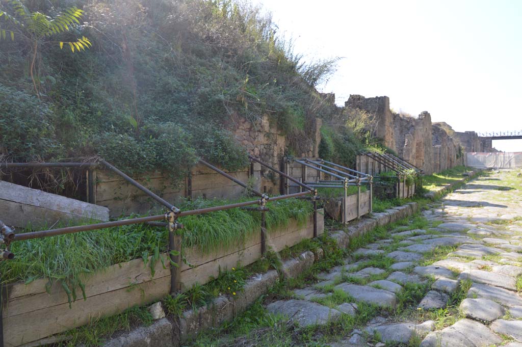 Via di Nola, south side, Pompeii. October 2017. Looking west along Insula III.9 from III.9.3 towards IX.14, by road-bridge, on right.
Foto Taylor Lauritsen, ERC Grant 681269 D�COR.
