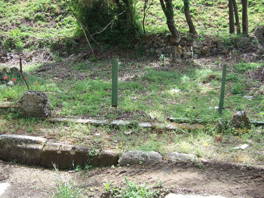 III.10.5 Pompeii. May 2006. Entrance with remains of threshold.