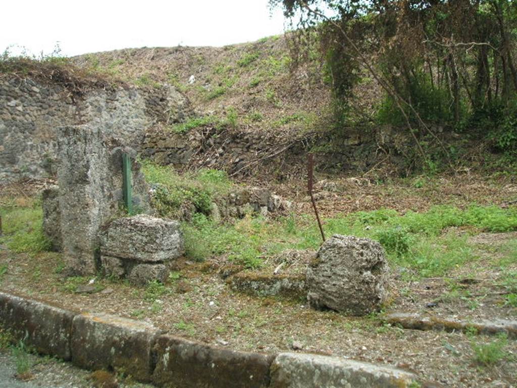 III.10.5 Pompeii. May 2005. Remains of front wall on east side of entrance.
It is difficult to reconcile the entrances in this insula with the plans
as the entrances onto Via Nola have been filled in or are unexcavated.