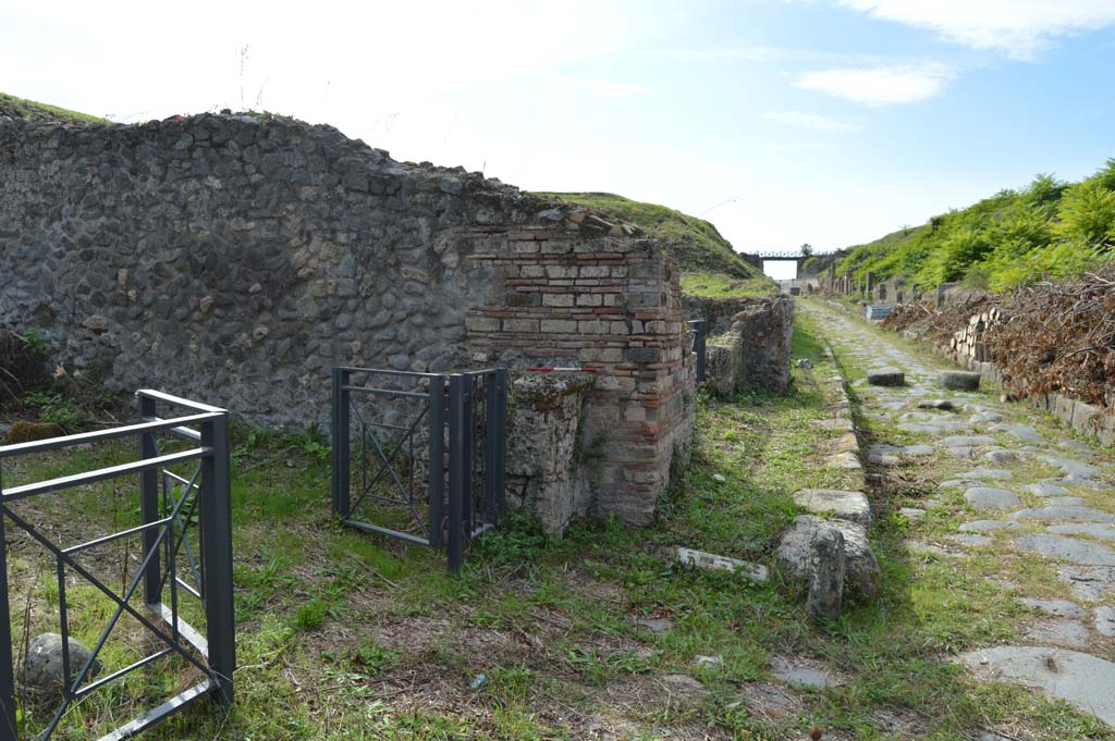 III.10.6 Pompeii. October 2018. Looking west towards street altar on north-east corner of Insula III.10.
Foto Taylor Lauritsen, ERC Grant 681269 D�COR.
