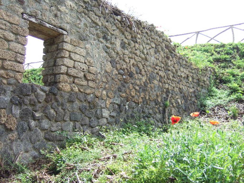 III.11.a Pompeii. May 2006. East wall in small vicolo leading south, with a window into a rear room.