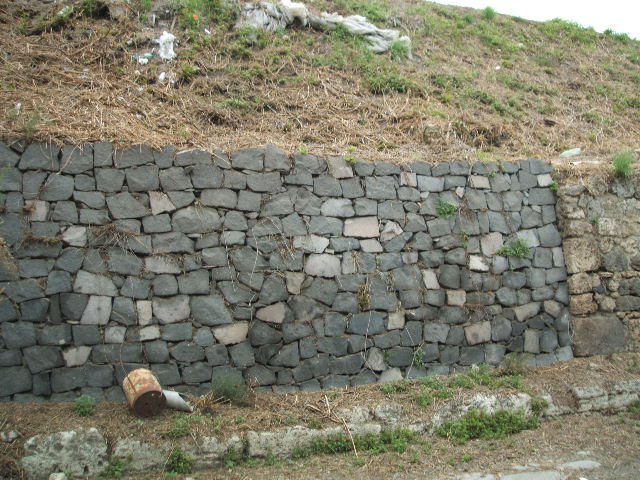 IV.1.c Pompeii.  May 2006.  Corner of front wall on Via Nola.