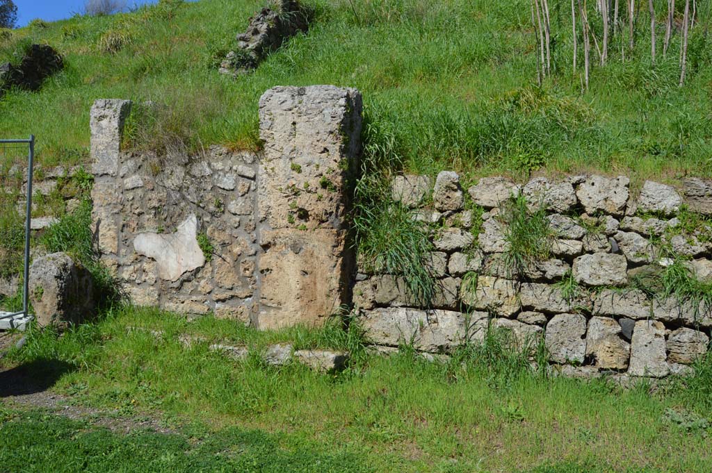 IV.2.a, Pompeii. March 2018. Front fa�ade on west (left) side of entrance doorway.
Foto Taylor Lauritsen, ERC Grant 681269 D�COR.
