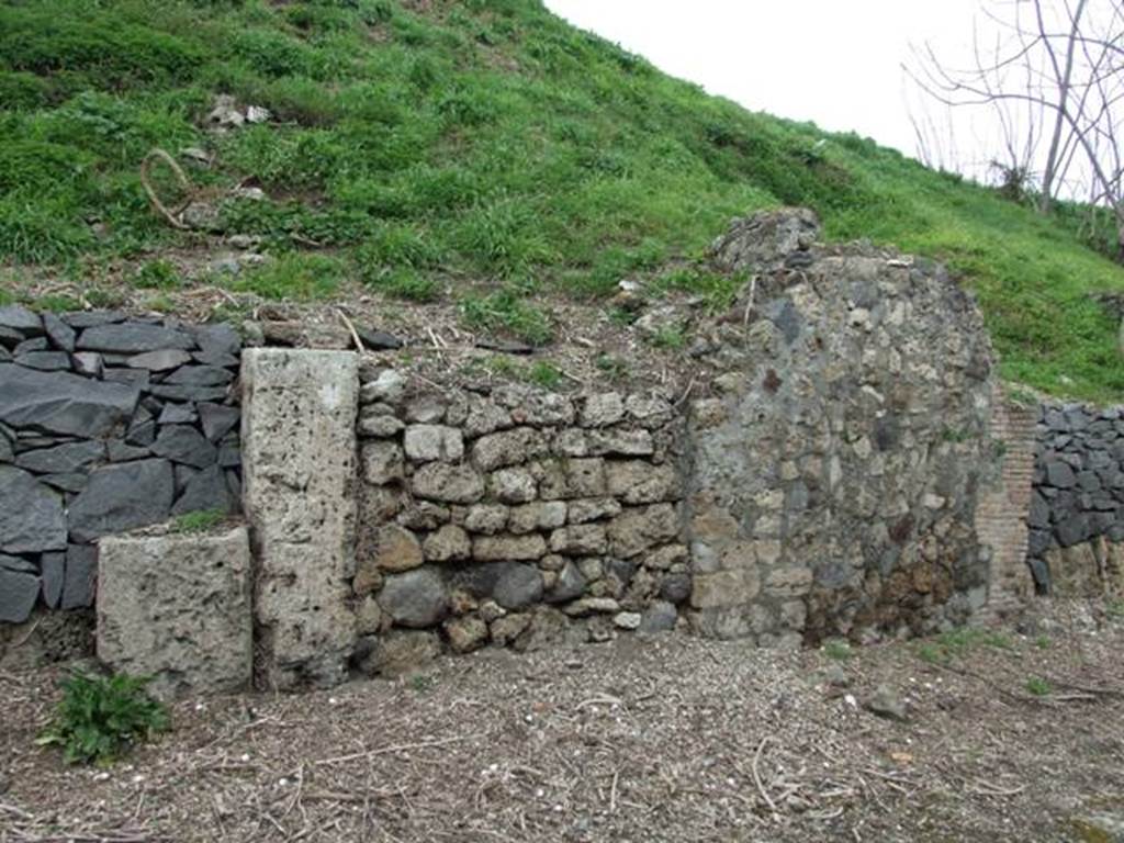 IV.3.e Pompeii. March 2009. Entrance. According to Della Corte, found here was a graffito � Iphigenia facit     [CIL IV 457]  
See Della Corte, M., 1965.  Case ed Abitanti di Pompei. Napoli: Fausto Fiorentino. (p.141)
According to Epigraphik-Datenbank Clauss/Slaby (See www.manfredclauss.de), it read -
Fuscum aed(ilem)
Iphigenia facit     [CIL IV 457]
