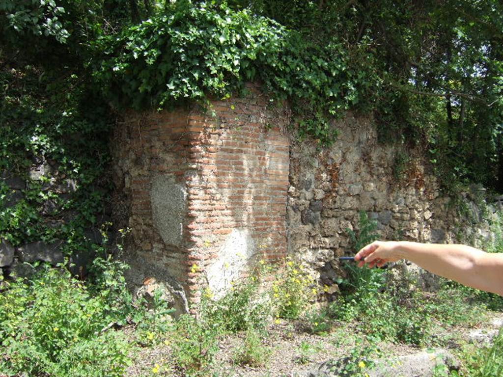 IV.5.a, Pompeii. May 2006. Corner of insula, with remains of painted plaster. According to Liselotte Eschebach, there was a masonry street shrine on the left of the entrance. See Eschebach, L., 1993. Geb�udeverzeichnis und Stadtplan der antiken Stadt Pompeji. K�ln: B�hlau. (p. 120).
