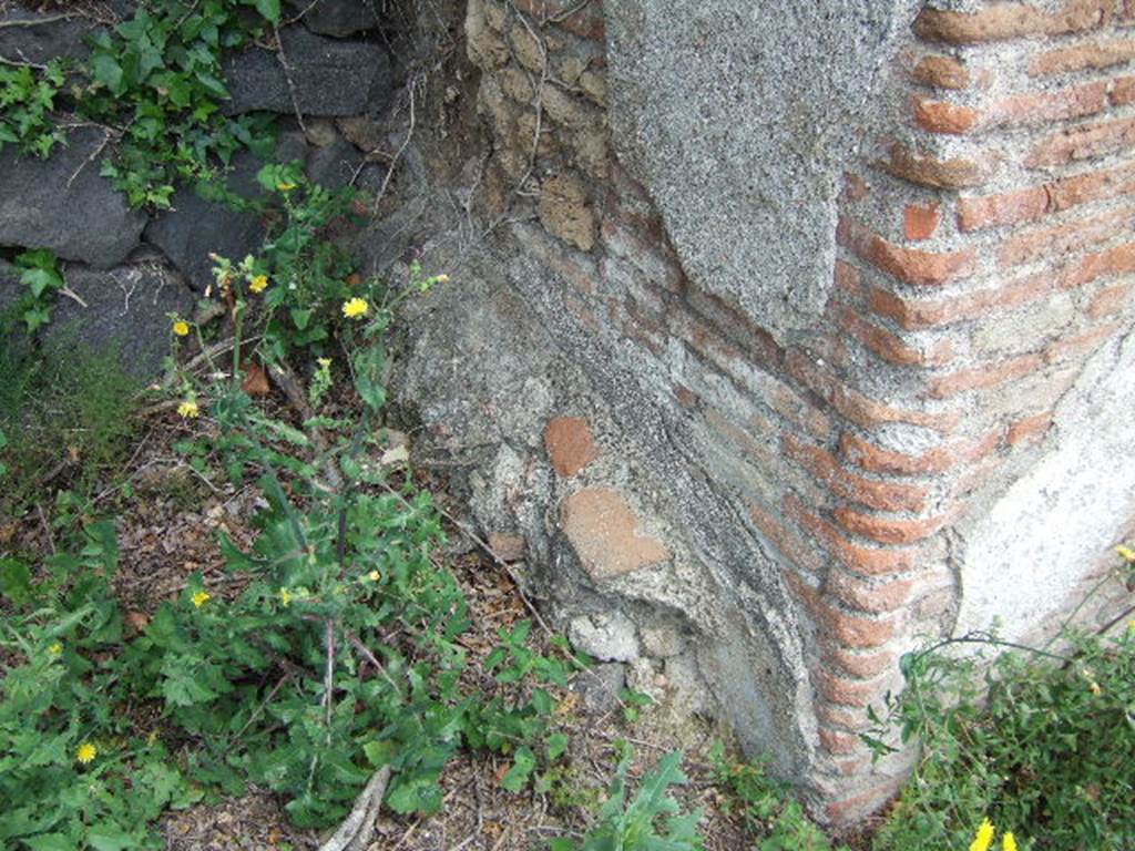 IV.5.a, Pompeii.  May 2006. Remains of painted plaster of possible street shrine. See Eschebach, L., 1993. Geb�udeverzeichnis und Stadtplan der antiken Stadt Pompeji. K�ln: B�hlau. (p. 120).