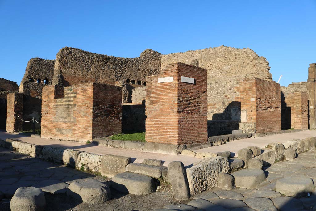 V.1.1 Pompeii, right of centre, on Via di Nola. December 2018. Looking north-east to entrance doorways on east side of junction.
V.1.32 situated on the Via del Vesuvio is to the left of centre. Photo courtesy of Aude Durand.