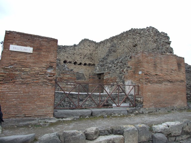 V.1.1 Pompeii.  December 2007.  Looking north.  Entrance at V.1.32 is on the left.