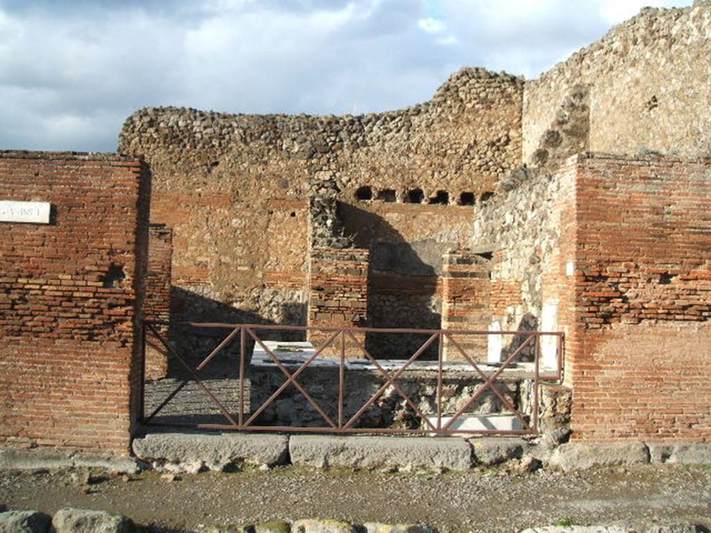 V.1.1 Pompeii. December 2004. Entrance on Via di Nola.