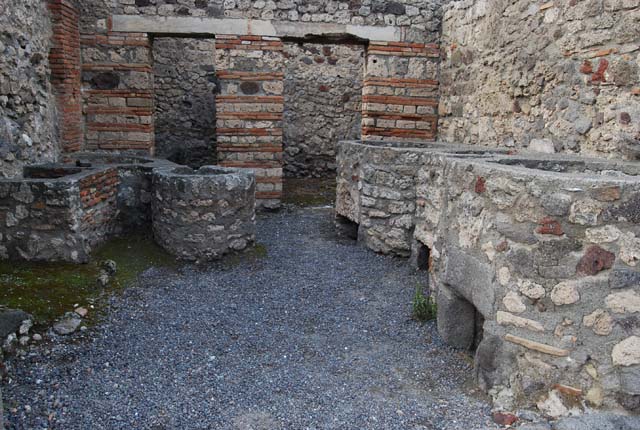 V.1.4 Pompeii. December 2006. Interior of water basin on west side.