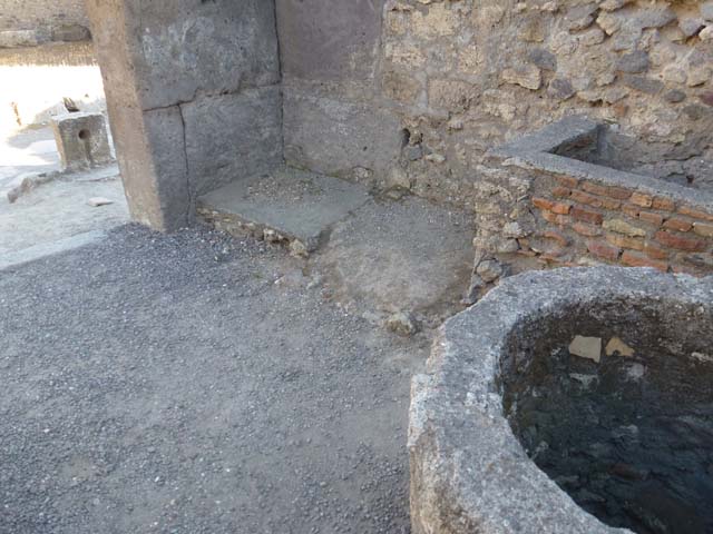 V.1.4 Pompeii. December 2006. Interior of basin on west side.