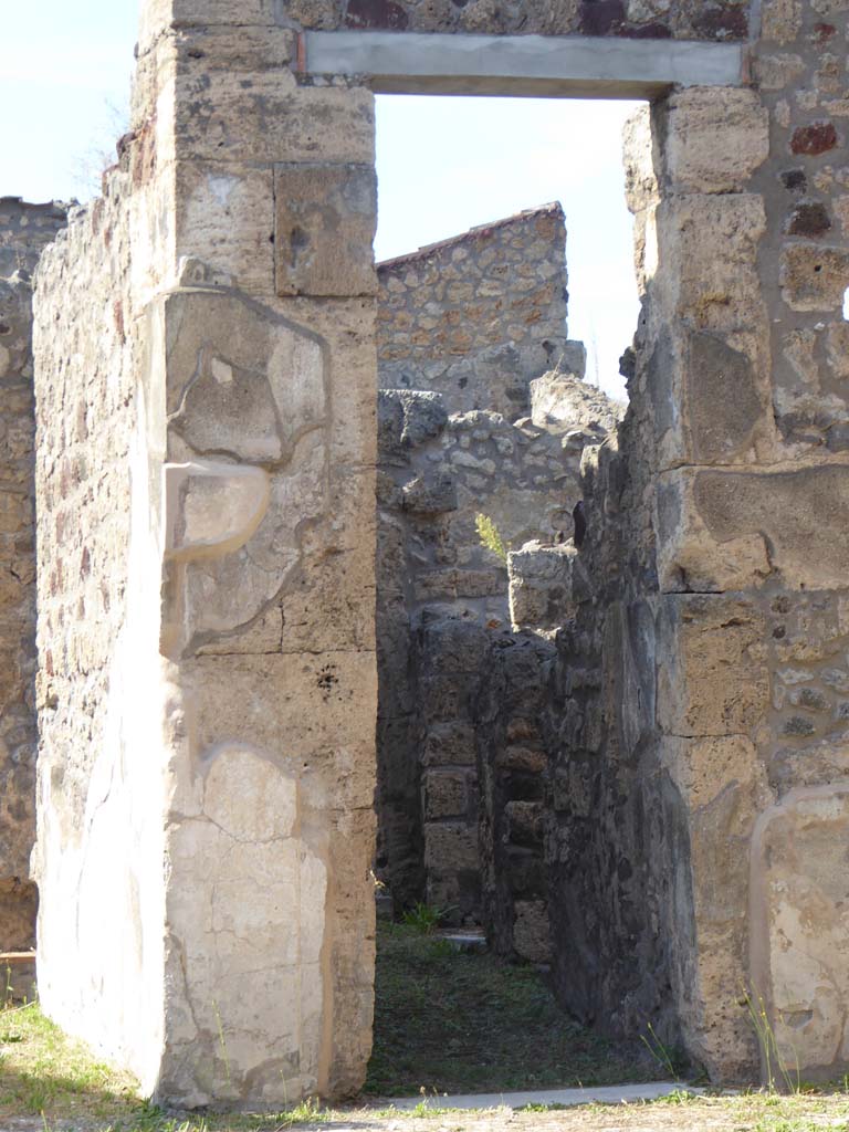 V.1.7 Pompeii. September 2018.
Room 10, detail of doorway of corridor to peristyle “b” on north-east side of atrium 4.
Foto Annette Haug, ERC Grant 681269 DÉCOR.