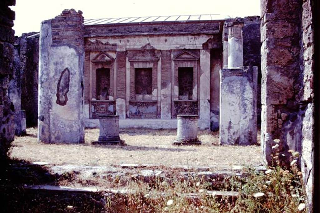V.1.7 Pompeii, 1978. Looking north from tablinum, room 8. Photo by Stanley A. Jashemski.
Source: The Wilhelmina and Stanley A. Jashemski archive in the University of Maryland Library, Special Collections (See collection page) and made available under the Creative Commons Attribution-Non Commercial License v.4. See Licence and use details. J78f0647