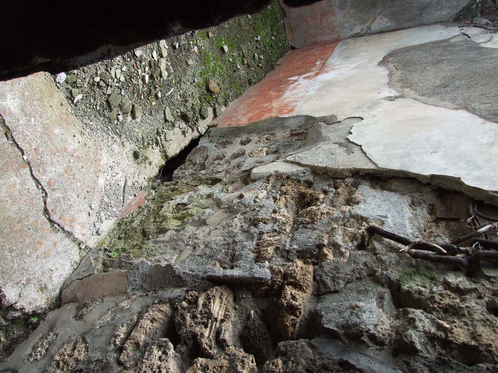 V.1.7 Pompeii. December 2007. Entrance to room 20, corridor with door on right leading to room 24.